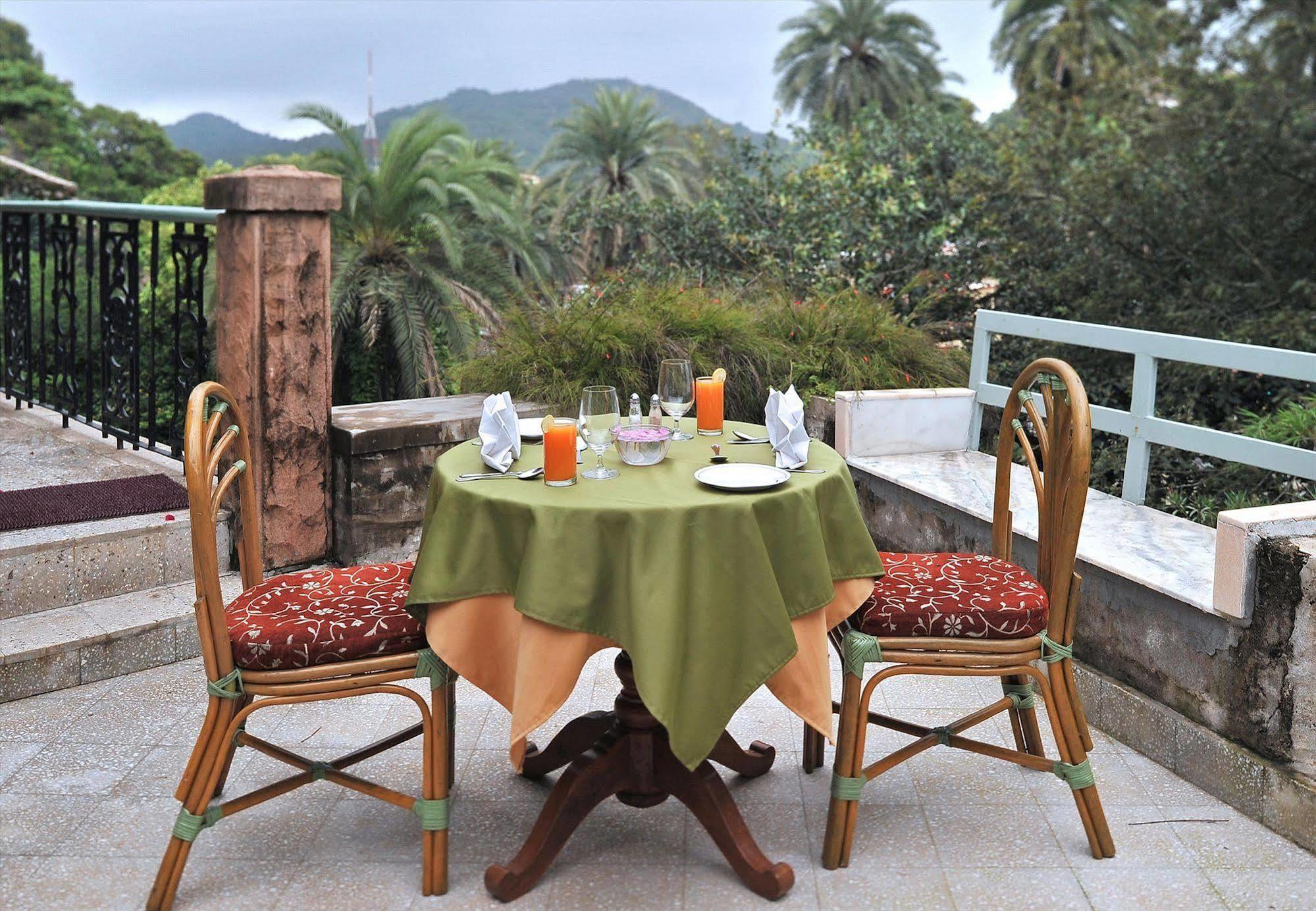 Welcomheritage Connaught House Monte Abu Exterior foto